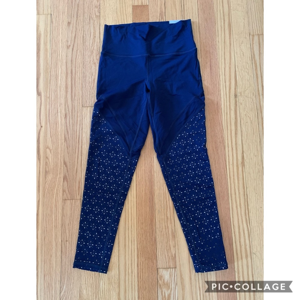 Aerie 7/8 laser cut daisy legging